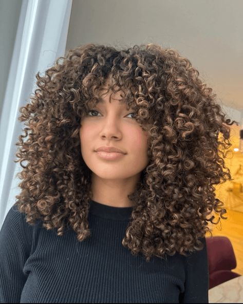 Chic Curly Fringe Delight Trendy Hairstyles For Curly Hair, Curly Hair Color Ideas, Curly Hair Color, Layered Curly Haircuts, Curly Hair Fringe, Brown Hair Inspiration, Inspiring Hairstyles, Curly Fringe, Curly Color