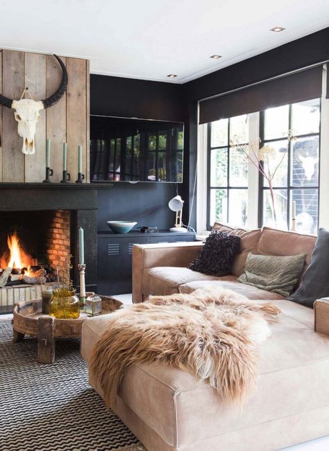 28 Gorgeous living rooms with black walls that create cozy drama Cozy Modern Farmhouse Living Room, Cozy Farmhouse Living Room, Ski Condo, Modern Farmhouse Living Room Decor, Farmhouse Living Room Decor Ideas, Modern Farmhouse Living, Modern Farmhouse Living Room, Farmhouse Decor Living Room, Dream Living