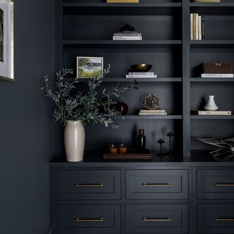 A moody, tonal built-in flows seamlessly from wall to shelving, allowing the decorative elements to take center stage.⁣ ⁣ Love this look? Follow the link in bio to shop @themercantile_bytcds for a curated selection of home decor that brings the same Town & Country signature to your own home.⁣ ⁣ ⁣ #ProjectBinghamA⁣ Design: @townandcountrydesignstudio⁣⁣⁣⁣⁣⁣⁣⁣ Photography: @torisikkemaphotography ⁣⁣⁣⁣⁣⁣⁣⁣ Dark Blue Tv Cabinet, Black Built Ins Living Room Tv, Modern Built In Bookshelves Office, Navy Shelves Living Room, Dark Grey Media Wall, Dark Blue Built Ins, Navy Blue Media Room, Navy Built Ins Living Room, Navy Blue Built Ins