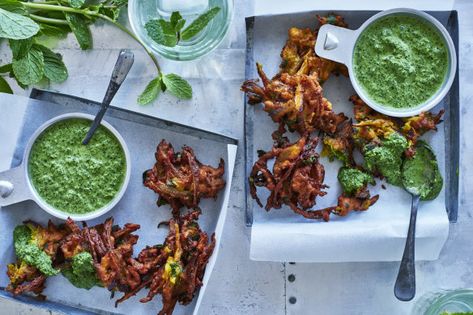 Onion Bhaji Recipes, Kanda Bhaji, Onion Fritters, Holi Recipes, Onion Bhaji, Indian Appetizers, Bhaji Recipe, Indian Dinner, Pakora Recipes