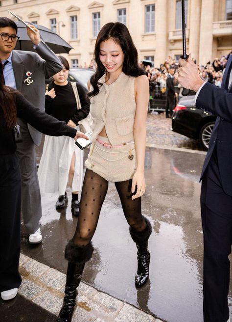 jennie kim blackpink chanel pfw paparazzi fansite hq preview Jennie Chanel Outfit, Jennie Kim Chanel, Chanel Jennie, Chanel Show, Jennie Chanel, Chanel Outfit, All Eyes On Me, Jennie Kim Blackpink, Jennie Lisa