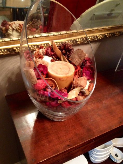 Glass candle holder filled with potpourri for fall decorations Clear Vase Decor Ideas, Potpourri Display, Clear Vase Decor, Rose Potpourri, Potpourri Decoration, Candle Fire, Birthday Room Decorations, Smelling Good, Decorating 101