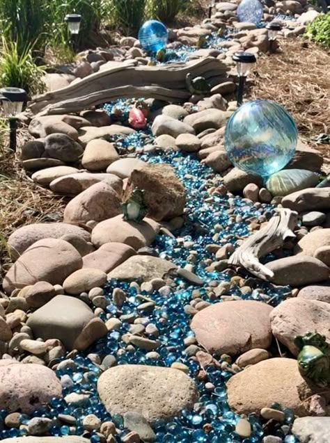 26 Striking Dry Riverbed Landscaping Ideas - 174 Rustic Yard Decor Landscaping Ideas, Dry Riverbed Landscaping Front Yard, Garden With Rocks, Riverbed Landscaping, Dry Riverbed Landscaping, Dry River Bed, Wolf Den, Landscape Glass, Dry Creek Bed