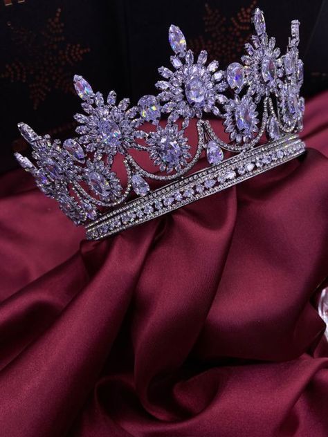 Purple Tiara Aesthetic, Purple Quinceanera Crowns, Purple Crown Aesthetic, Coronas Aesthetic, Lavender Quinceanera Ideas, Quince Crowns, Lavender Quinceanera, Burgundy Quinceanera Dresses, Koleksi Parfum