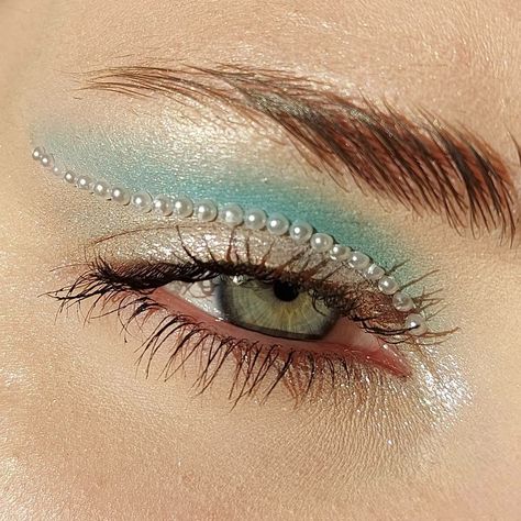 Beaded Eye Makeup, Beads Eye Makeup, Bead Makeup, Beach Themed Makeup, Pisces Costume Halloween, Makeup Turquoise, Seashell Makeup, Siren Core Makeup, Siren Makeup Look