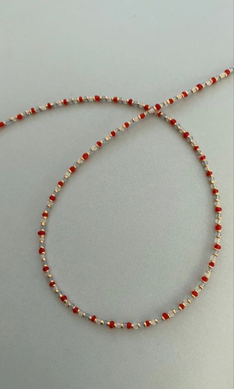 Cool Jewelry To Make, Delicate Beaded Necklace, Neutral Beaded Necklace, Small Bead Necklace Ideas, Necklace Color Combinations, Ideas Collares Bolitas, Simple Beaded Jewelry, Seed Bead Jewelry Ideas, Summer Beaded Jewelry