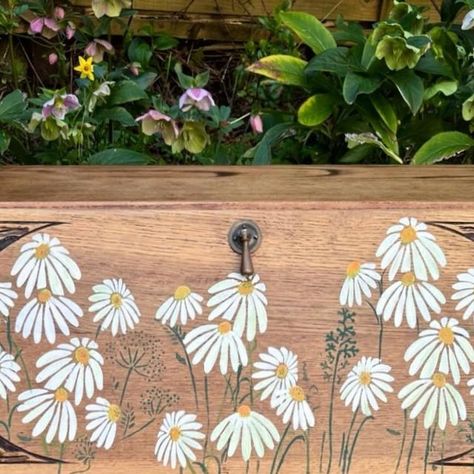 Furniture Flower Painting, Hand Painted Desk Ideas, Painting Flowers On Furniture, Hand Painted Flowers On Furniture, Daisy Room Ideas, Flowers Painted On Furniture, Flowers On Dresser, Box Decoration Ideas Painting, Flowers On Furniture