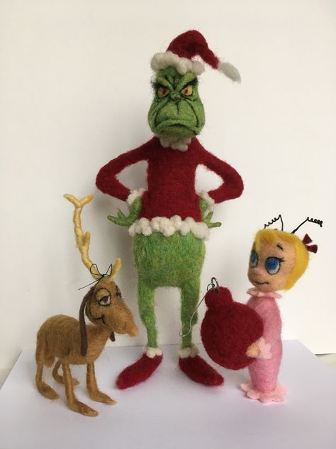 Needle felted Grinch characters by Amanda Klish Needle Felted Grinch Tutorial, Grinch Needle Felt, Needle Felted Elf, Needle Felt Grinch, Needle Felted Grinch, Needle Felted Characters, Needle Felted Ornaments Christmas, Needle Felting Christmas Ornaments, Quilled Portraits