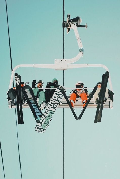 Ski Lift Pictures, Aesthetic Skiing Pictures, Cute Skiing Pics, Ski Photo Ideas, Snowboarding Friends, Snowboarding Wallpaper, Girls Ski Trip, Ski Trip Aesthetic, Ski Vibes