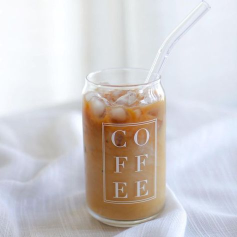 Glass Jar Coffee Cup, Iced Coffee Glass Aesthetic, Tumbler Photos Photography, Iced Coffee Glass Design, Iced Coffee Product Photography, Glass Mug Design, Glass Iced Coffee Cup Designs, Starbucks Design Cups Ideas, Coffee Astethic