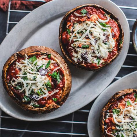 Here we take the elements of a vegetarian lasagna filling--ricotta, spinach and Parmesan cheese--and nestle them into roasted portobello mushroom caps. The recipe works best with very large portobello caps; if you can only find smaller ones, buy one or two extra and divide the filling among all the caps. Serve with a tossed salad and a whole-wheat dinner roll or spaghetti tossed with marinara sauce. Healthy Stuffed Mushrooms, Portobello Mushroom Recipes, Mushroom Recipes Healthy, Vegetarian Lasagna, Stuffed Mushroom, Vegetarian Main Dishes, Portobello Mushroom, Mushroom Recipes, Portobello