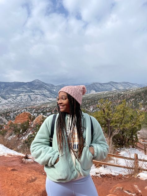 Black Granola Girl, Aesthetic Posing Ideas, Girl Travel Aesthetic, Pnw Roadtrip, Aesthetic Posing, Outdoorsy Aesthetic, Garden Of The Gods Colorado, Hiking Girl, Granola Girl Aesthetic