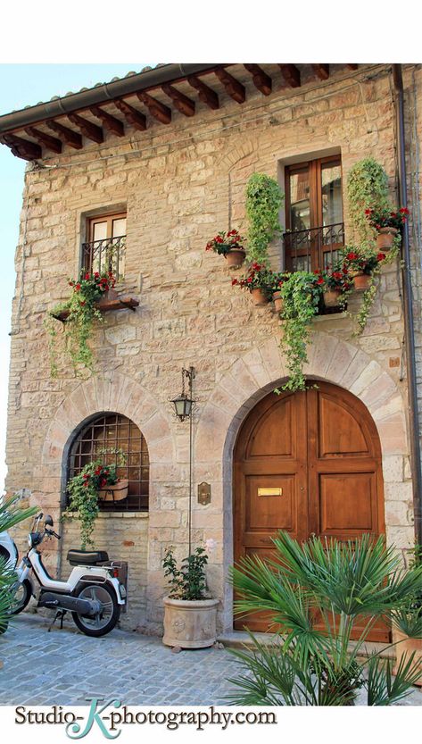 Italian house | Kim | Flickr                                                                                                                                                                                 More Tuscan Courtyard, Mediterranean Farmhouse, Rustic Italian Decor, Rustic Italian Home, Assisi Italy, Rustic Mediterranean, Italian Farmhouse, Italy House, Italian House