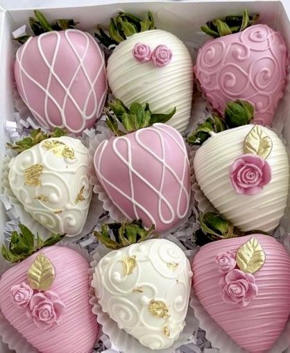 Quinceanera Strawberries, Disney Princess Strawberries, Floral Chocolate Covered Strawberries, How To Start A Chocolate Covered Strawberry Business, Pink And White Chocolate Strawberries, Chocolate Strawberry Ideas, Butterfly Baby Shower Treats, Anniversary Strawberries, Easy Recipes For Snacks