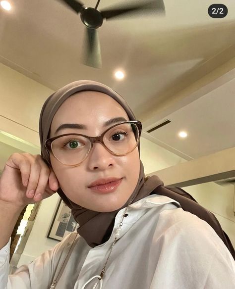 Spectacles For Round Face For Women, Cat Eye Glasses Makeup, Hijabi With Glasses, Specs Frames Women, Chic Glasses, Awek Tudung, Glasses Makeup, Hijab Styles, Casual Day Outfits