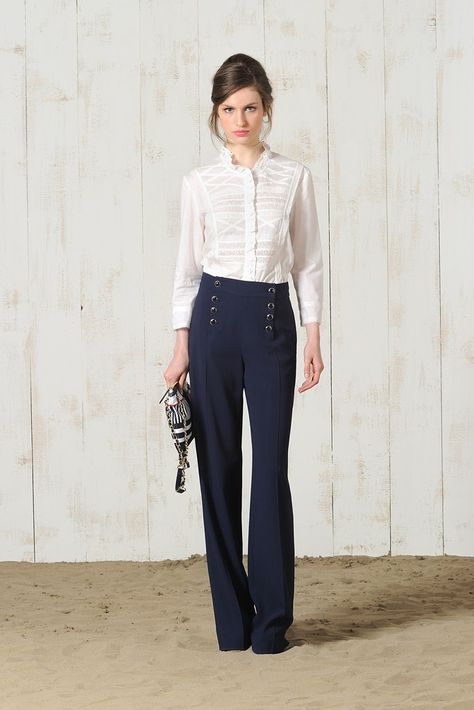 Philosophy di Alberta Ferretti Resort 2012 Collection Photos - Vogue Sailor Pants Outfit, Sleeveless Lace Blouse, White Turtleneck Sweater, Sailor Pants, Striped Vests, Black Cropped Pants, All White Outfit, Long Torso, Fall Collection