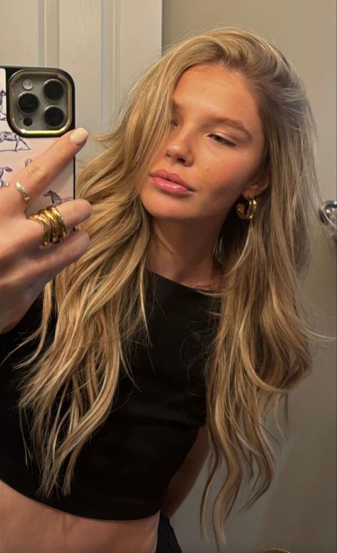 Ellie Thumann via her Snapchat story 10/22. #hair #hairspo #blondehair Ellie Thumann Hair, Ellie Thumann, Snapchat Story, Natural Blondes, Hair Color Highlights, Hair Blonde, Hair Dye Colors, Girl Inspiration, Boho Hairstyles