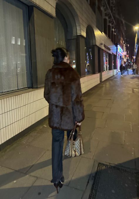 vintage coat, vintage faux fur, vintage outfit, vintage Gucci bag, Gucci Bardot bag, parisian girl, old money aesthetic, old money vibe, faux fur brown coat, loose pants, pointy heels, vintage heels, night out in London, London girl Brown Fur Coat Aesthetic, Dark Brown Fur Coat Outfit, Brown Fur Coat Outfit Street Style, Gucci Bag Vintage, Faux Fur Aesthetic, Faux Fur Coat Street Style, Brown Fur Coat Outfit, Fur Coat Aesthetic, Fur Coat Street Style