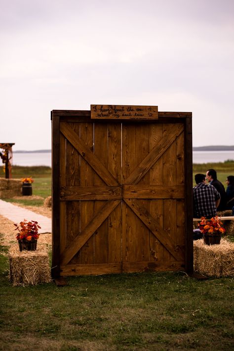 Diy Doors For Wedding Entrance, Outdoor Wedding Doors Entrance Diy, Doors For Outdoor Wedding Entrance, Diy Wedding Doors Entrance, Wedding Doors Entrance, Barn Door Wedding Entrance, Wedding Doors Entrance Outdoor Ceremony, Glam Sleepover, Country Wedding Arches