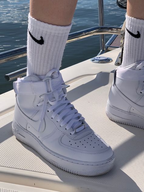 Nike Highcut, Air Force One Outfit, Nike 2020, High Top Converse Outfits, Nike Tenis, Trendy Shoes Sneakers, Slouch Socks, Sneakers Fashion Outfits, All Nike Shoes