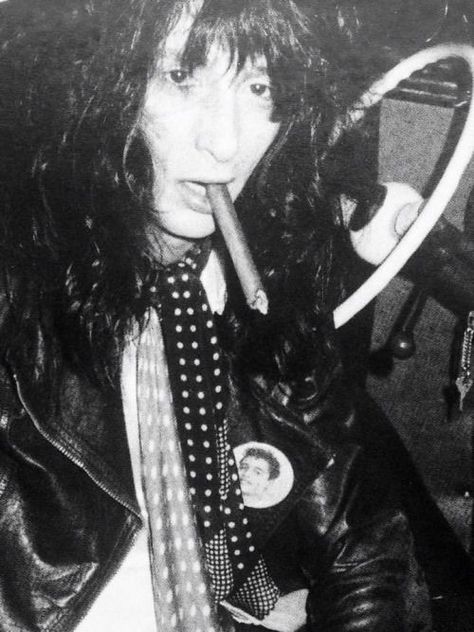 Johnny Thunders LA 1974 (C) Bob Gruen New York Dolls, Johnny Thunders, Classic Punk, Punk Rocker, Hey Good Lookin, Music Photo, Rock Legends, Ringo Starr, Film Set