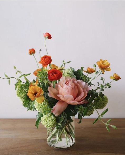 Casual Flower Arrangements, August Flower Arrangements, Simple Summer Flower Arrangements, Floral Arrangement In Vase, Flower Arrangements In Small Vases, Flower Arrangements For Table Birthday, Fun Flower Arrangements, Short Table Centerpieces, Scandinavian Floral Arrangements