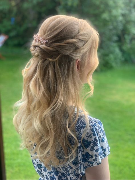 Half Braid Bridesmaid Hair, Hairstyles Confirmation, Little Flower Girl Hair Styles, Wedding Flower Girl Hairstyles, Half Up Half Down Communion Hairstyles, Half Up Half Down Flower Hair, First Communion Hairstyles Half Up, Flowergirls Hairstyle Half Up, Junior Bridesmaid Hair Half Up