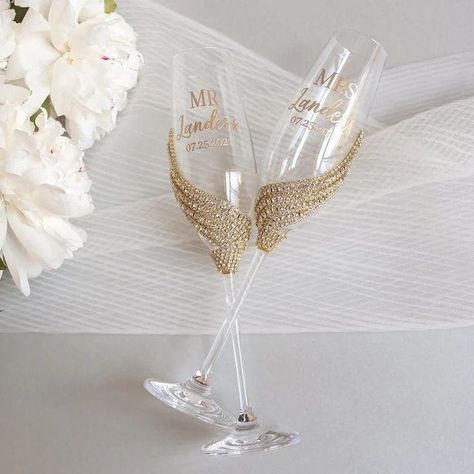 Glass decor ideas Gold Flower Girl Basket, Glass Decor Ideas, Gold Cake Topper Wedding, Terrarium Wedding, Wedding Toasting Glasses, Box Invitations, Toasting Flutes Wedding, Wedding Wine Glasses, Gold Wedding Inspiration