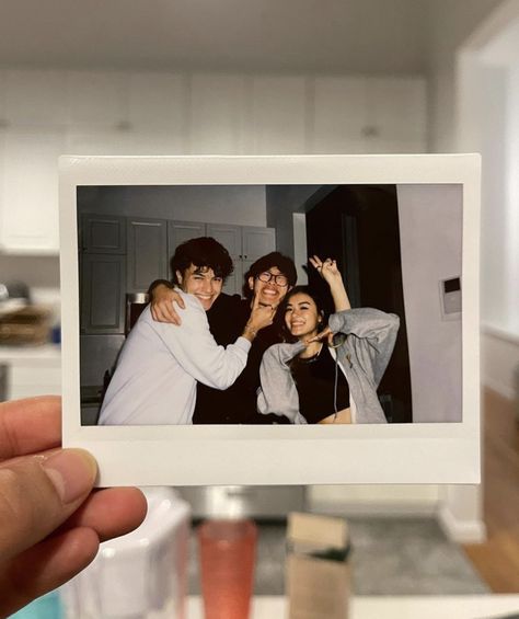 Siblings Goals, Girl Friendship, Friends Aesthetic, Polaroid Pictures, Friend Goals, Friend Poses, Friendship Goals, Friend Photoshoot, Best Friend Pictures