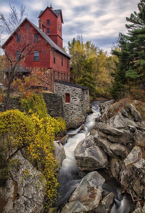 Old Grist Mill in Jerico Vermont, USA! Wow place for honeymoon. Pack your bags for honeymoon after having splendid wedding at Star Fleet Yachts, Kemah, Texas. Red Building, Old Grist Mill, Antique Things, Vermont Usa, Stowe Vermont, Falling Water, Grist Mill, Fun Pictures, Green Mountains