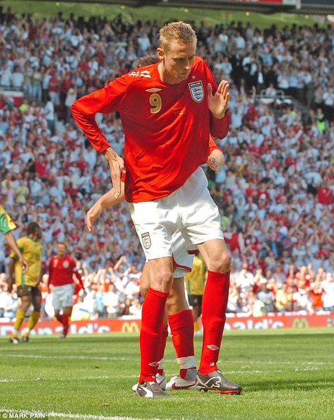 Luxury Campaign, Football Celebrations, Peter Crouch, England National Football Team, Soccer Highlights, Premier League Teams, Soccer Photography, Football Players Images, Ronaldo Football