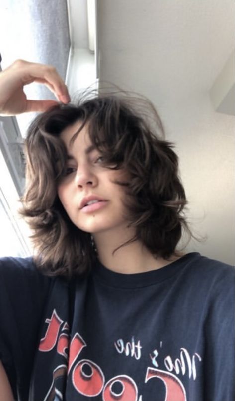 Short Haircuts For Women Fluffy, Curtain Bangs Short Hair With Layers Thick Hair, Short Hairstyle Layered Shaggy Haircuts, Short Hair Styles Fluffy, Hair Styles For Fluffy Hair, Short Flowy Haircut, Short Fluffy Hair Aesthetic, Tomboy Haircut Thick Hair, Shaggy Wolfcut Short Hair