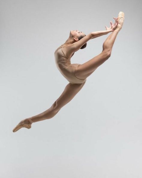 Ballet Drawings, Ballet Dance Photography, Dance Picture Poses, Dancer Photography, Dance Photography Poses, Ballet Poses, Ballet Art, Ballet Photos, Anatomy Poses