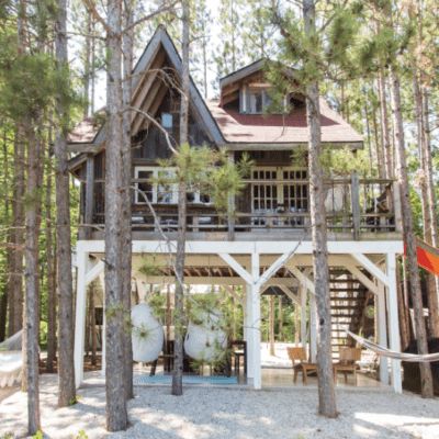 Cool Homes: Tree House - Amir + Aleks Realty Team Treehouse Elevator, Treehouse Cabins, Cabin Retreat, Tree House Diy, Cool Tree Houses, Tree House Designs, Casa Country, Tiny House Cabin, Cabins And Cottages