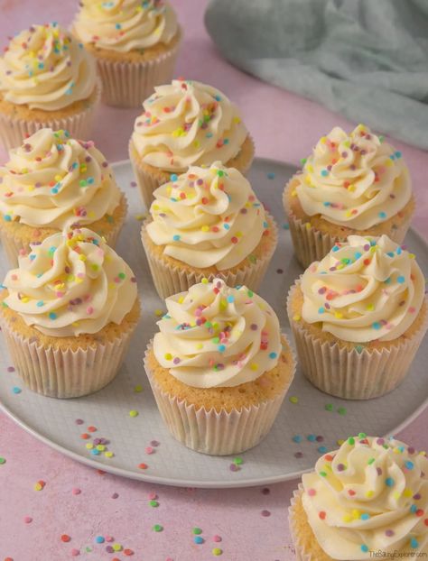 Funfetti Cupcake Recipe, Funfetti Cupcakes, Whipped Frosting, Healthy Cake Recipes, Summer Cookies, Rainbow Cupcakes, Vanilla Sponge, Cupcake Cases, Cupcake Designs