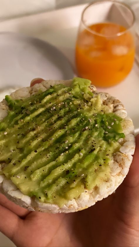 Rice Cakes With Avocado, Avacado Rice, Rice Cookies, Exclamation Point, Avocado Recipes, Low Cal, Healthy Delicious, Rice Cakes, Low Carb Desserts