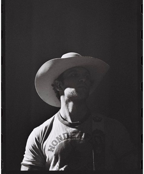 Cowboy Guy Aesthetic, Urban Cowboy Aesthetic, Noah Legros, Male Country Singers, Cowgirl Era, Cowgirl Photoshoot, Cowboy Photography, Country Romance, American Cowboy