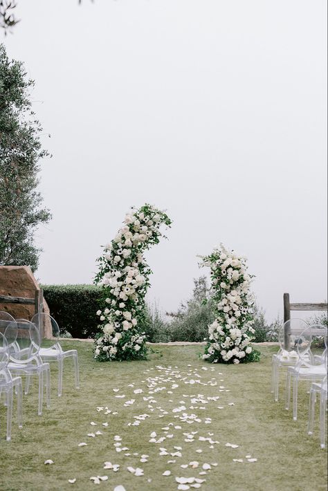 White And Green Floral Arch, Minimal Wedding Ceremony Decor, Wedding Arch White Flowers, White Ceremony Flowers, Wedding Isles, House Deco, Bali Wedding, White Wedding Flowers, Ceremony Arch