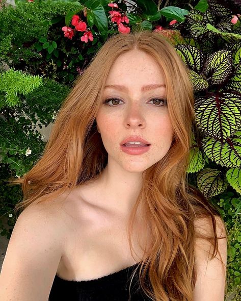 Dark Strawberry Blonde, Hair Pale Skin, Strawberry Blonde Hair Color, Strawberry Hair, Ginger Hair Color, Strawberry Blonde Hair, Hair Stylies, Hair Inspiration Color, Strawberry Blonde