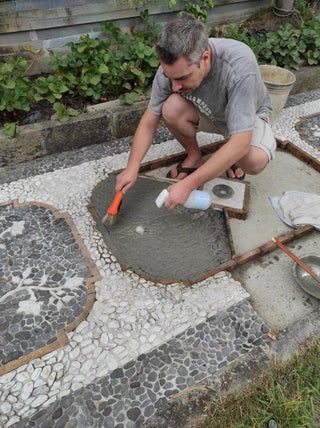 How to Make a Risseu (cobbled Path) : 3 Steps (with Pictures) - Instructables Diy Stone Patio, Pebble Patio, Tile Art Projects, Mosaic Walkway, Cobblestone Walkway, Cement Ideas, Pavers Diy, Permaculture Garden, Stone Garden Paths