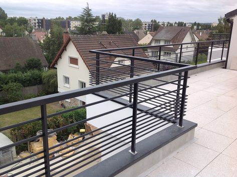 Ograde Za Balkon, Terrace Railing Design, Business Decor Ideas, Ideas Para Patios, Balcony Railing Design Modern, Modern Steel Gate Design, Living Room Stairs, Front Yard Landscape, Patio Railing