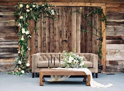 Rustic Chic Wedding backdrop lounge - photo Allison Kuhn Decor Photobooth, Coin Photo, Wedding Alters, Rustic Wedding Backdrops, Pallet Wedding, Wooden Backdrops, Photo Backdrop Wedding, Diy Wedding Backdrop, Photo Booth Ideas