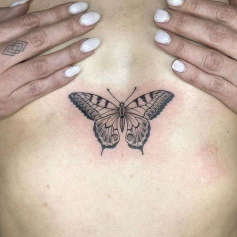 Dragon Sternum Tattoo, Tattoo Donna, Tiny Butterfly Tattoo, Sternum Tattoos, Secret Tattoo, Underboob Tattoo Designs, Butterfly Tattoos For Women, Underboob Tattoo, Med Tech