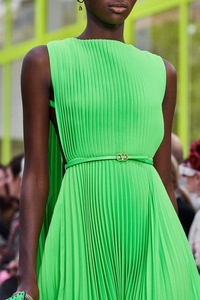 Valentino Spring 2020 Ready-to-Wear Collection - Vogue Detail Couture, Summer Fashion Outfits, Dresses To Wear To A Wedding, Fashion 2020, Looks Style, Mode Inspiration, Fashion Pictures, Bright Green, Fashion Details