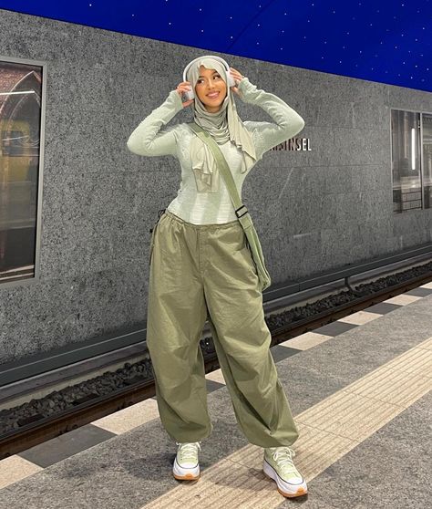 Modest Concert Outfit Ideas, Y2k Hijab, Sweatpants Outfit Summer, Oversized Tee Outfit, Army Outfit, Modest Gym Outfit, Outfits Muslim, Cute College Outfits, Fashion Dress Up Games