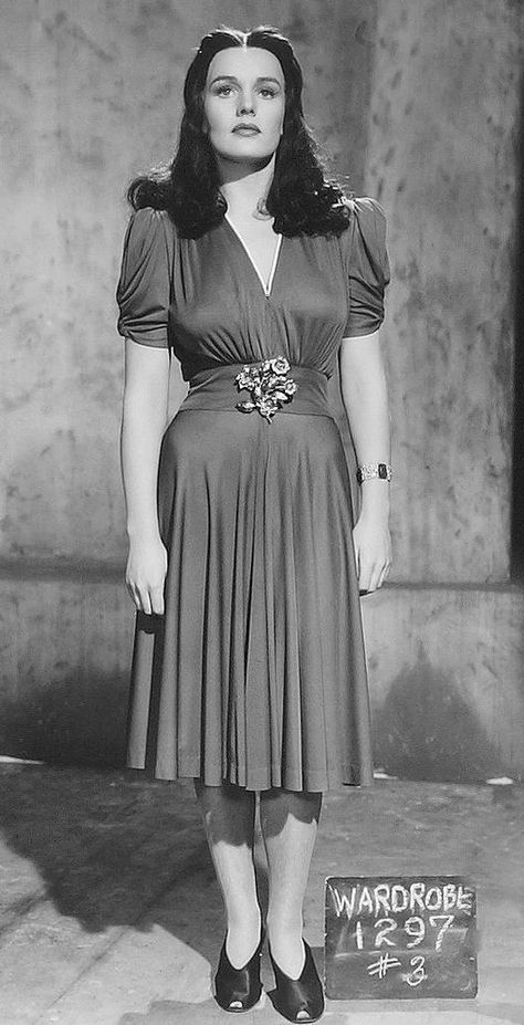 Frances Farmer in a wardrobe test for 'World Premiere' 1941 Frances Farmer, Costume Poses, Actors Female, Vintage Actresses, Psychiatric Hospital, Bullet Bra, Blouses Women, Old Hollywood Stars, 40s Fashion