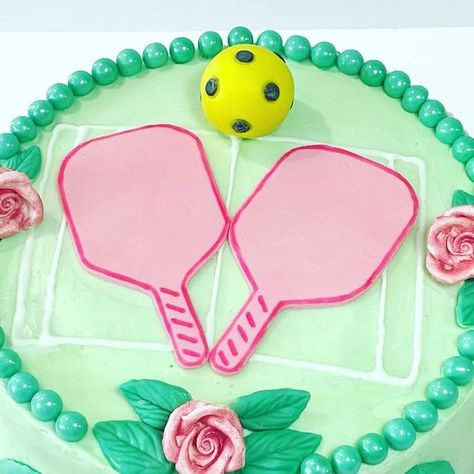 Pickle Ball Cake Ideas, Pickleball Birthday Cake, Pickleball Cake Ideas, Pickleball Cupcakes, Pickleball Cake, Pickleball Birthday, Pickleball Party, Cupcake Decorating, Little Cakes