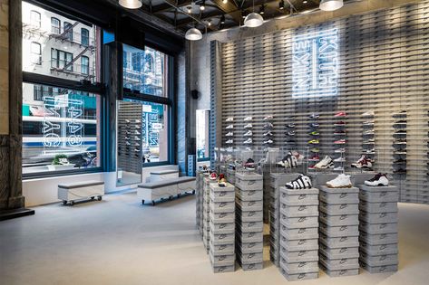 A Closer Look at the KITH and Nike Pop-Up Store in New York Shoe Store Design, Sneaker Displays, Retail Concepts, Store Interiors, Shop House Ideas, Nyc Shopping, Sneaker Stores, Retail Interior, Store Design Interior