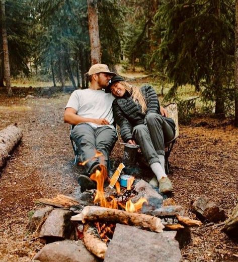 Cute Date Ideas, Camping Photography, Camping Aesthetic, Camping Ideas, Photo Couple, Camping Life, Couple Shoot, Happy Campers, Cute Couple Pictures