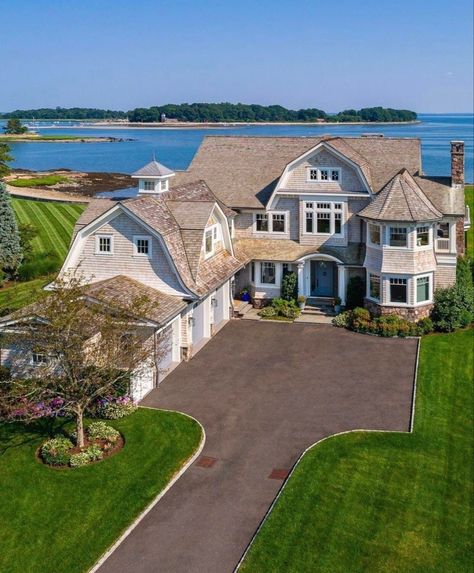 Big New England Homes, Greenwich Ct Aesthetic, Greenwich Connecticut Aesthetic, Beach Homes Exterior Seaside, Coastal House Aesthetic, Seaside House Exterior, Hamptons Style Homes Exterior, Conneticut Homes, Nantucket Style Homes Exterior